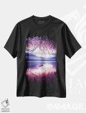 تیشرت مشکی طرح دار انعکاس دریاچه، شکوفه گیلاس ژاپنی و قایق، عکاسی ترکیبی اثر جن زد | فروشگاه ایماژ