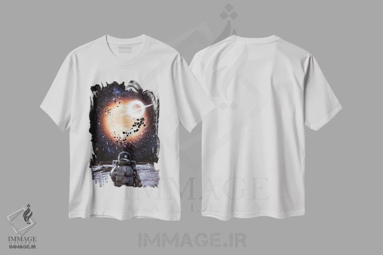 تیشرت سفید طرح دار فضانورد روی ماه و خورشید سیاه چاله ای، عکاسی ترکیبی اثر جن زد | فروشگاه ایماژ