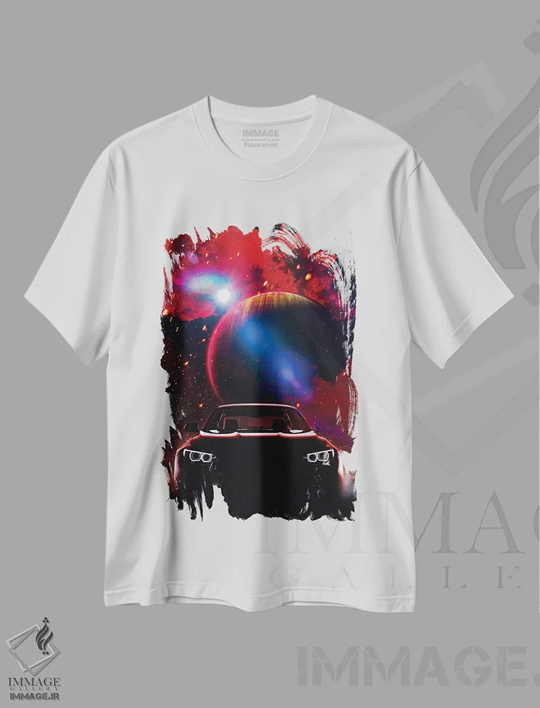 تیشرت سفید طرح دار ماشین ورزشی قرمز در فضا، عکاسی ترکیبی اثر جن زد | فروشگاه ایماژ