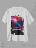 تیشرت سفید طرح دار ماشین ورزشی قرمز در فضا، عکاسی ترکیبی اثر جن زد | فروشگاه ایماژ