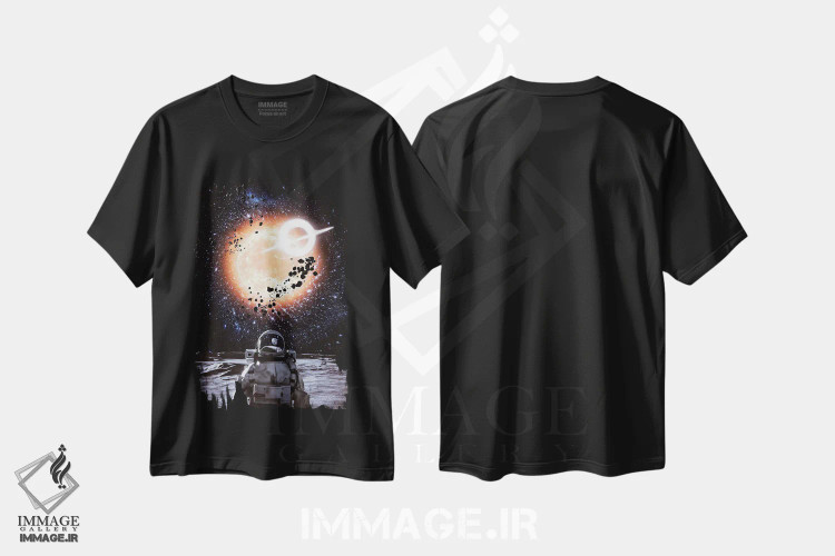 تیشرت مشکی طرح دار فضانورد روی ماه و خورشید سیاه چاله ای، عکاسی ترکیبی اثر جن زد | immage.ir