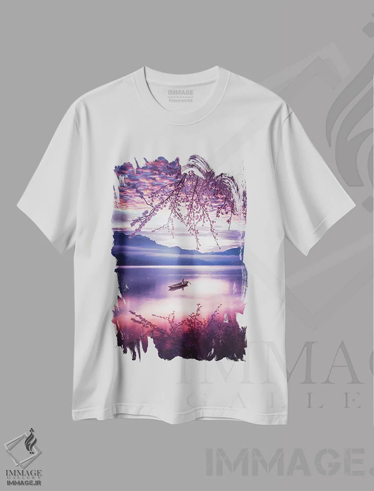 تیشرت سفید طرح دار انعکاس دریاچه، شکوفه گیلاس ژاپنی و قایق، عکاسی ترکیبی اثر جن زد | immage.ir