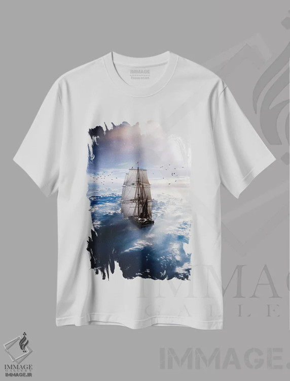 تیشرت سفید طرح دار قایق بادبانی بر دریای ابرها و هلال ماه، عکاسی ترکیبی اثر جن زد | immage.ir