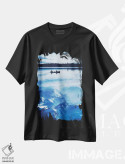 تیشرت مشکی طرح دار سیلوئت قایق کانو روی کوه های آبی، عکاسی ترکیبی اثر جن زد | immage.ir