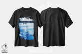 تیشرت مشکی طرح دار سیلوئت قایق کانو روی کوه های آبی، عکاسی ترکیبی اثر جن زد | immage.ir