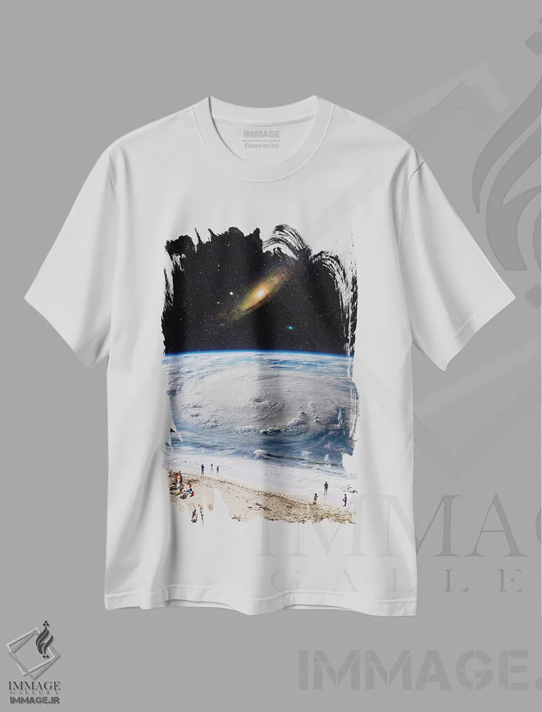 تیشرت سفید طرح دار تعطیلات ساحل فضایی کهکشانی، عکاسی ترکیبی اثر جن زد | immage.ir