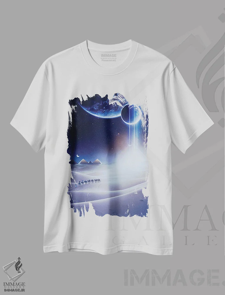 تیشرت سفید طرح دار احساسات بیابان فضایی و هرم ها، عکاسی ترکیبی اثر جن زد | immage.ir