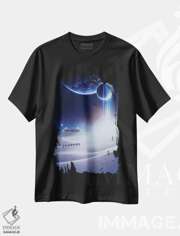 تیشرت مشکی طرح دار احساسات بیابان فضایی و هرم ها، عکاسی ترکیبی اثر جن زد | فروشگاه ایماژ