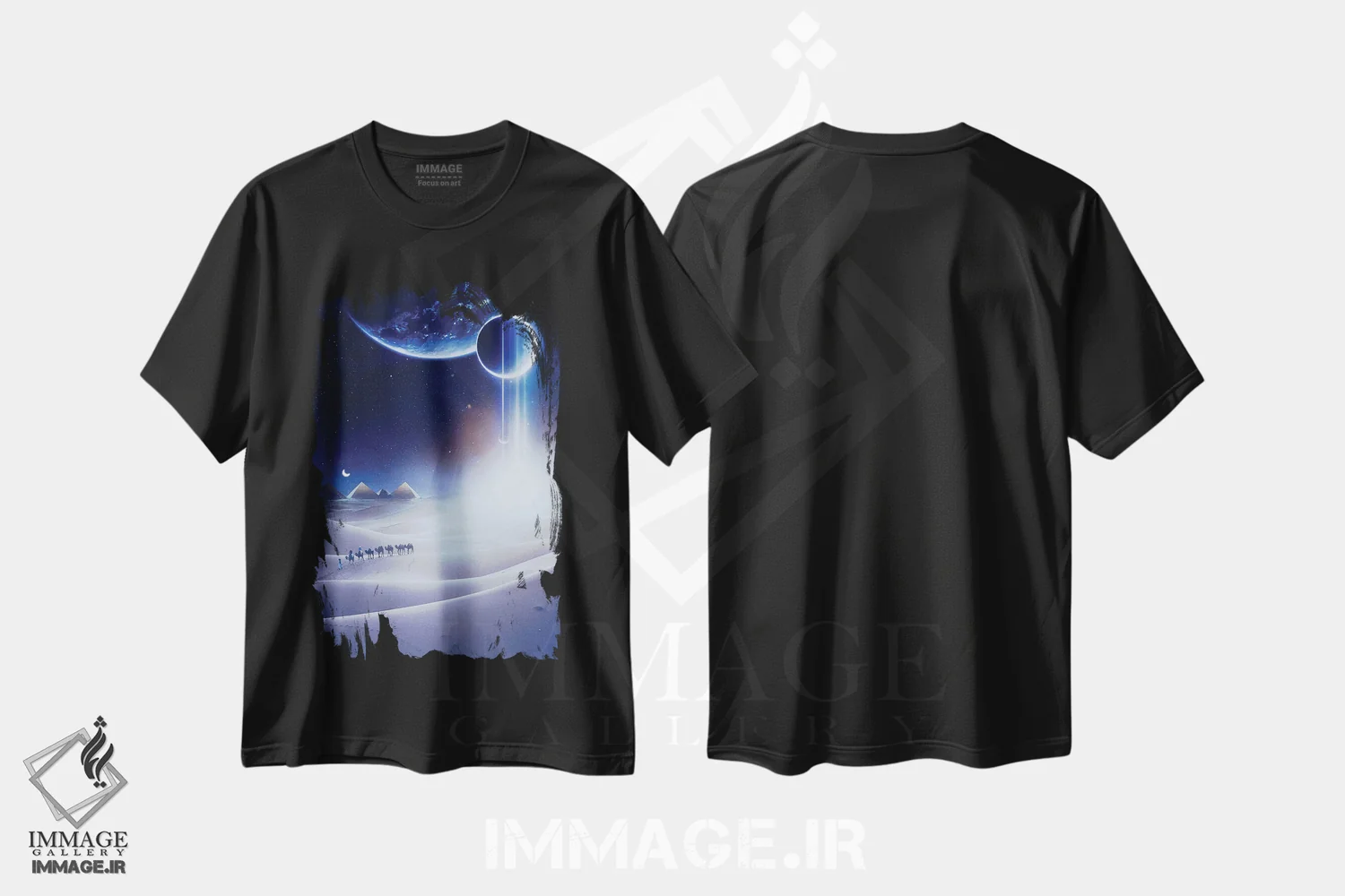 تیشرت مشکی طرح دار احساسات بیابان فضایی و هرم ها، عکاسی ترکیبی اثر جن زد | فروشگاه ایماژ