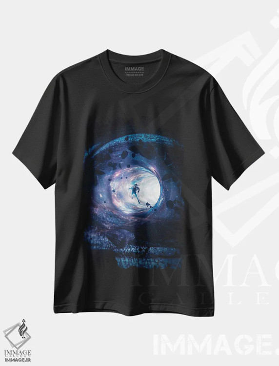تیشرت مشکی طرح دار چشم فضایی، کرم چاله و فضانورد، عکاسی ترکیبی اثر جن زد | immage.ir