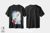 تیشرت مشکی طرح دار بمب رنگین سفینه فضایی در آسمان، عکاسی ترکیبی اثر جن زد | immage.ir