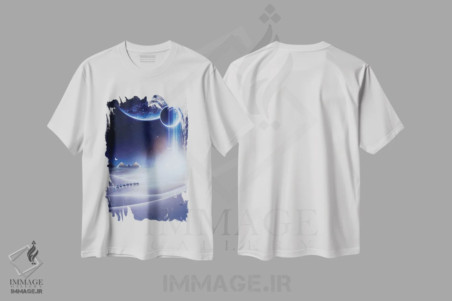 تیشرت سفید طرح دار احساسات بیابان فضایی و هرم ها، عکاسی ترکیبی اثر جن زد | immage.ir
