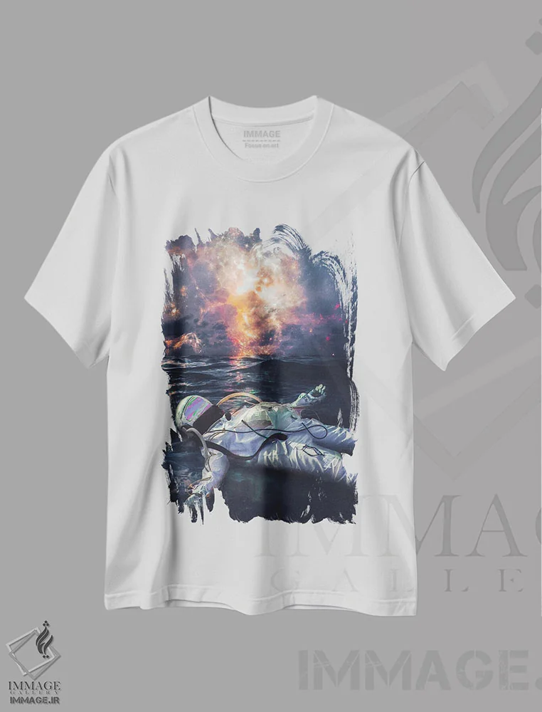 تیشرت سفید طرح دار فضانورد شناور در اقیانوس روبروی کهکشان آسمان، عکاسی ترکیبی اثر جن زد | فروشگاه ایماژ