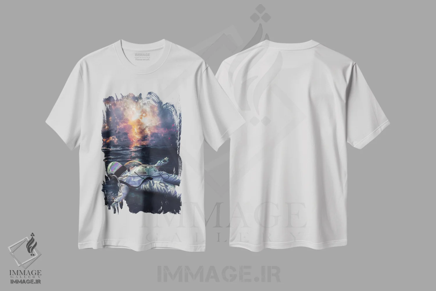 تیشرت سفید طرح دار فضانورد شناور در اقیانوس روبروی کهکشان آسمان، عکاسی ترکیبی اثر جن زد | فروشگاه ایماژ