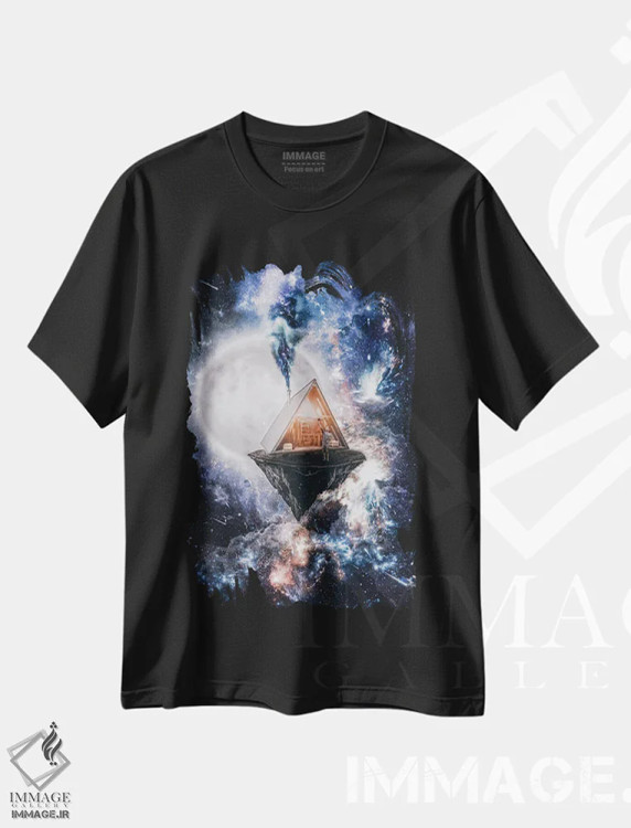 تیشرت مشکی طرح دار سلفی فضایی در خانه روبروی ماه کامل، عکاسی ترکیبی اثر جن زد | immage.ir