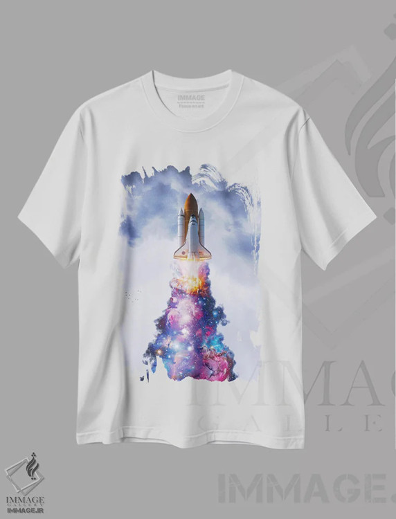 تیشرت سفید طرح دار پرتاب سفینه فضایی با دود چندرنگ، عکاسی ترکیبی اثر جن زد | immage.ir