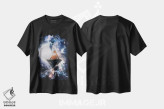 تیشرت مشکی طرح دار سلفی فضایی در خانه روبروی ماه کامل، عکاسی ترکیبی اثر جن زد | immage.ir