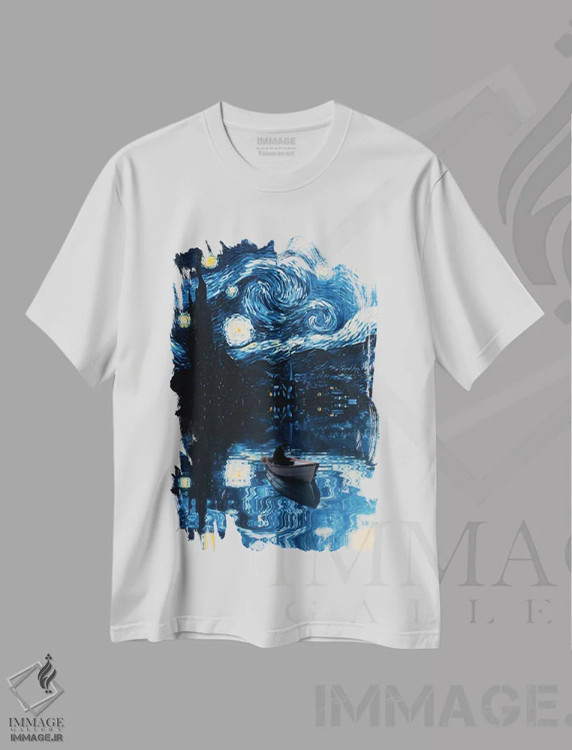 تیشرت سفید طرح دار بازتاب قایق ماهیگیری در شب پرستاره، عکاسی ترکیبی اثر جن زد | فروشگاه ایماژ