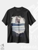 تیشرت مشکی طرح دار موج سواری با دایناسور بزرگ در اقیانوس، عکاسی ترکیبی اثر جن زد | immage.ir