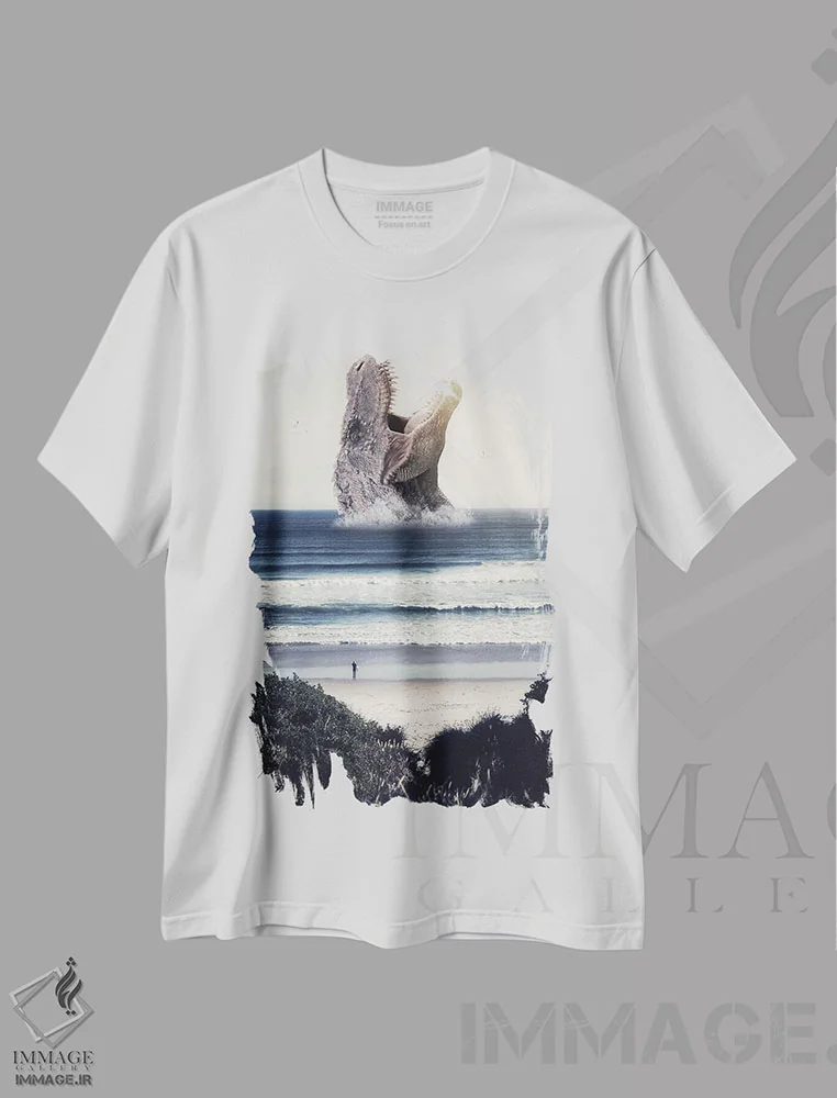 تیشرت سفید طرح دار موج سواری با دایناسور بزرگ در اقیانوس، عکاسی ترکیبی اثر جن زد | فروشگاه ایماژ