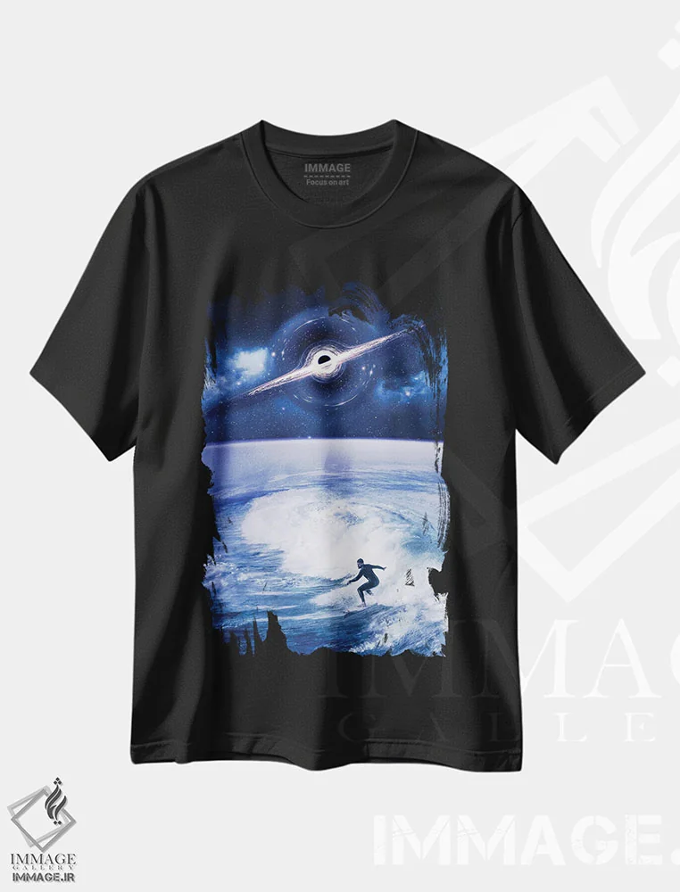 تیشرت مشکی طرح دار موج سوار روی موج سیاره زمین و سیاه چاله، عکاسی ترکیبی اثر جن زد | فروشگاه ایماژ