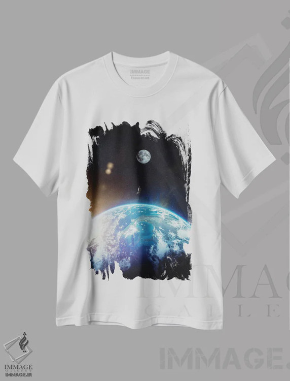 تیشرت سفید طرح دار فضانورد بالای زمین در حال پرواز به سمت ماه، عکاسی ترکیبی اثر جن زد | immage.ir