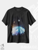 تیشرت مشکی طرح دار فضانورد بالای زمین در حال پرواز به سمت ماه، عکاسی ترکیبی اثر جن زد | فروشگاه ایماژ