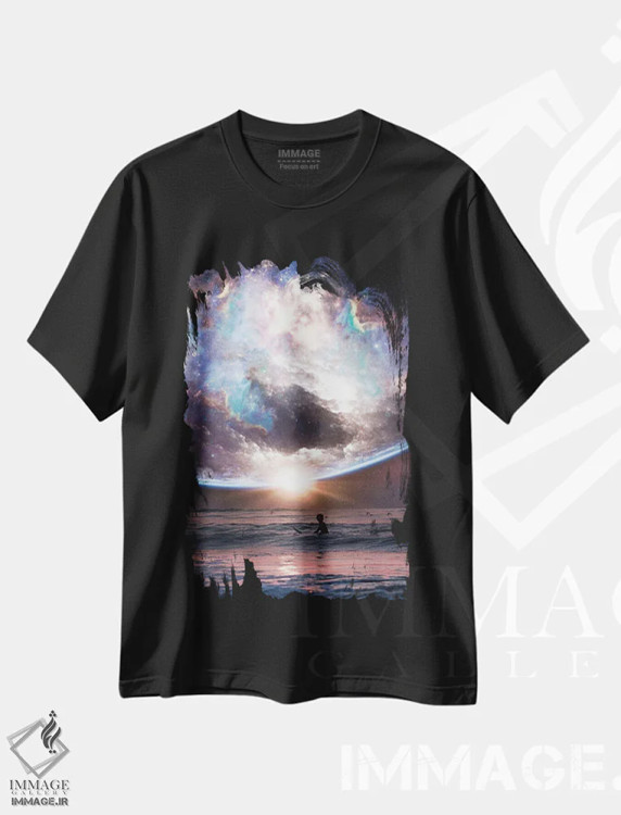 تیشرت مشکی طرح دار موج سواری در اقیانوس زیر آسمان غروب زمین، عکاسی ترکیبی اثر جن زد | فروشگاه ایماژ