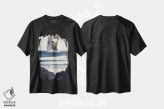 تیشرت مشکی طرح دار موج سواری با دایناسور بزرگ در اقیانوس، عکاسی ترکیبی اثر جن زد | immage.ir