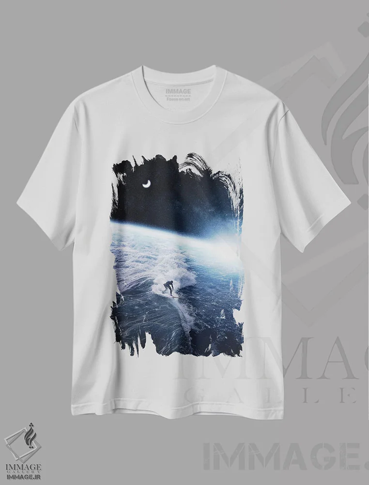 تیشرت سفید طرح دار موج سواری روی سیاره زمین، فضا و هلال ماه، عکاسی ترکیبی اثر جن زد | فروشگاه ایماژ