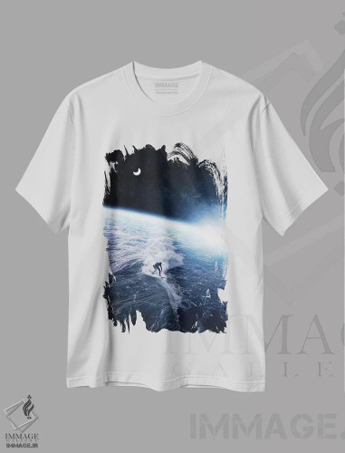 تیشرت سفید طرح دار موج سواری روی سیاره زمین، فضا و هلال ماه، عکاسی ترکیبی اثر جن زد | فروشگاه ایماژ