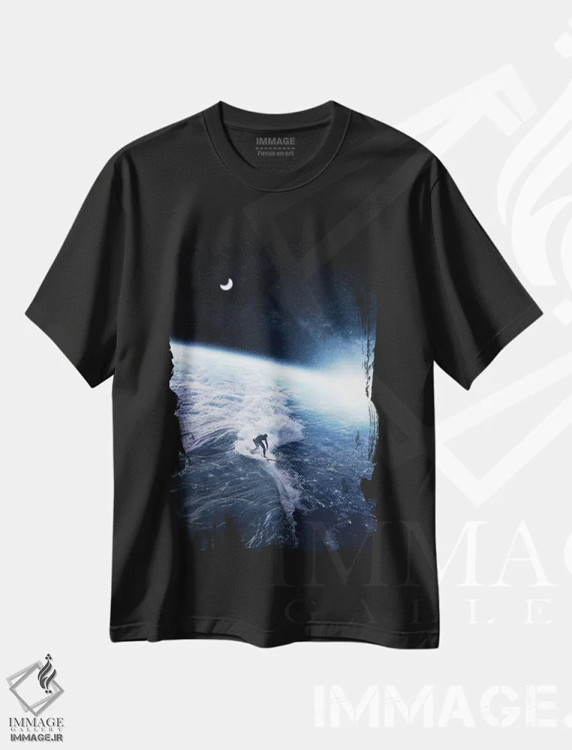 تیشرت مشکی طرح دار موج سواری روی سیاره زمین، فضا و هلال ماه، عکاسی ترکیبی اثر جن زد | immage.ir