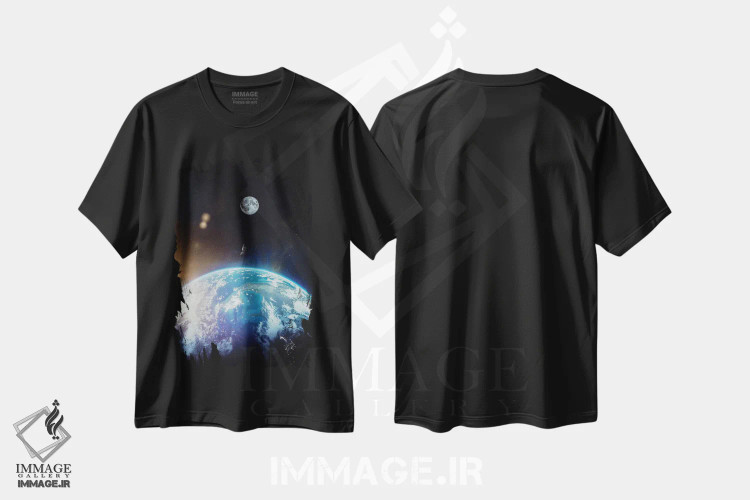 تیشرت مشکی طرح دار فضانورد بالای زمین در حال پرواز به سمت ماه، عکاسی ترکیبی اثر جن زد | فروشگاه ایماژ