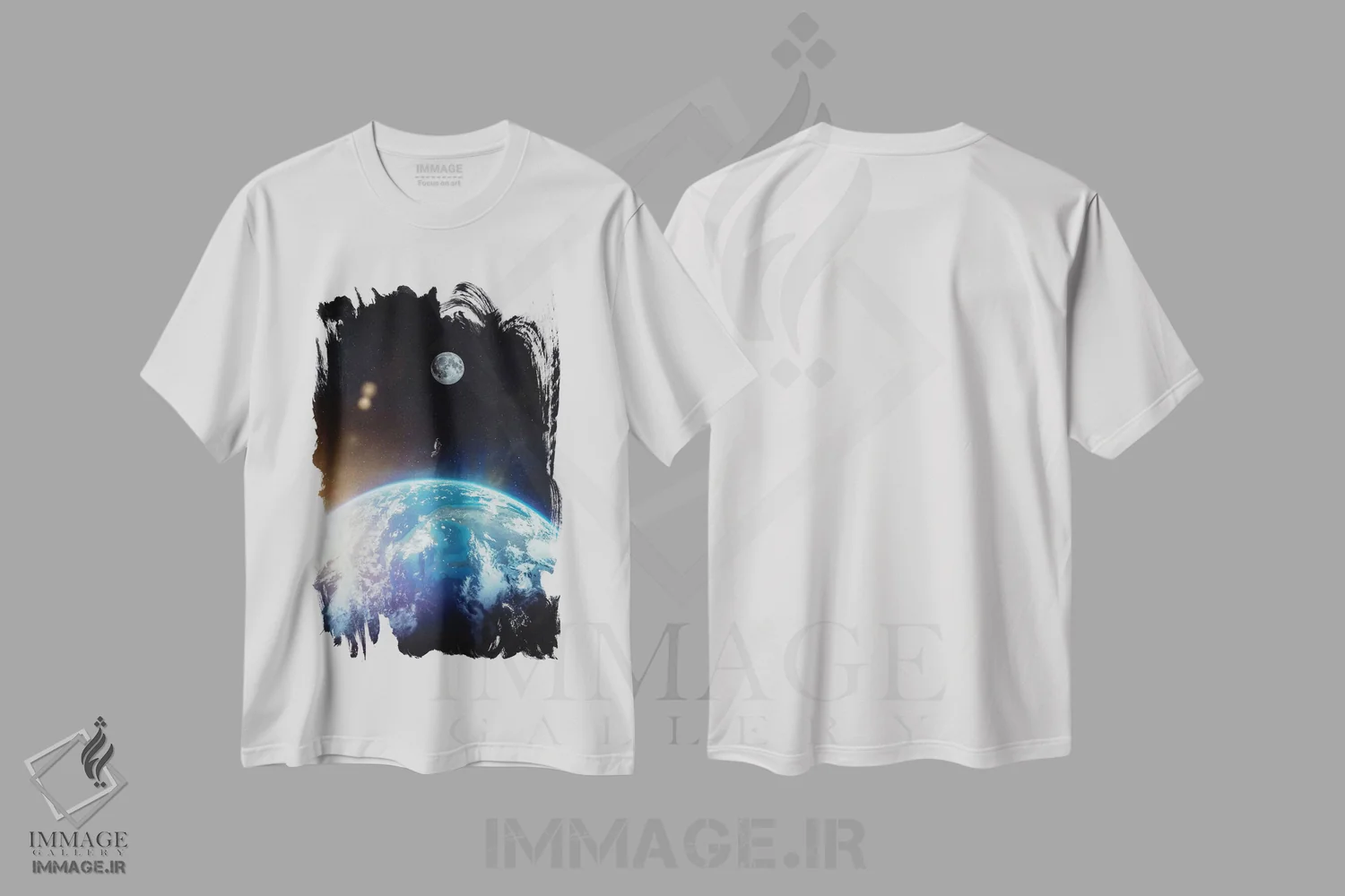 تیشرت سفید طرح دار فضانورد بالای زمین در حال پرواز به سمت ماه، عکاسی ترکیبی اثر جن زد | immage.ir