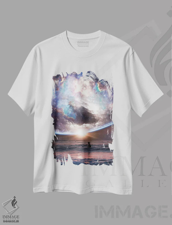 تیشرت سفید طرح دار موج سواری در اقیانوس زیر آسمان غروب زمین، عکاسی ترکیبی اثر جن زد | immage.ir