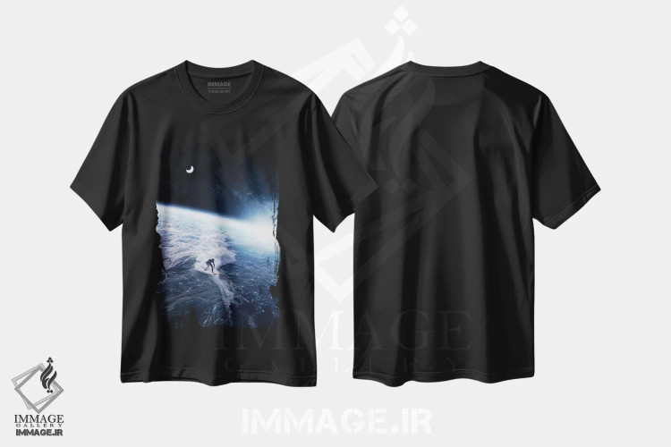 تیشرت مشکی طرح دار موج سواری روی سیاره زمین، فضا و هلال ماه، عکاسی ترکیبی اثر جن زد | immage.ir