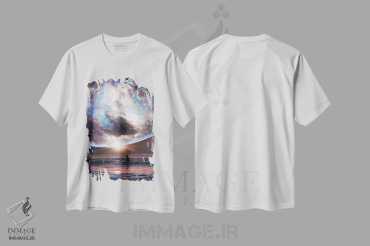 تیشرت سفید طرح دار موج سواری در اقیانوس زیر آسمان غروب زمین، عکاسی ترکیبی اثر جن زد | immage.ir