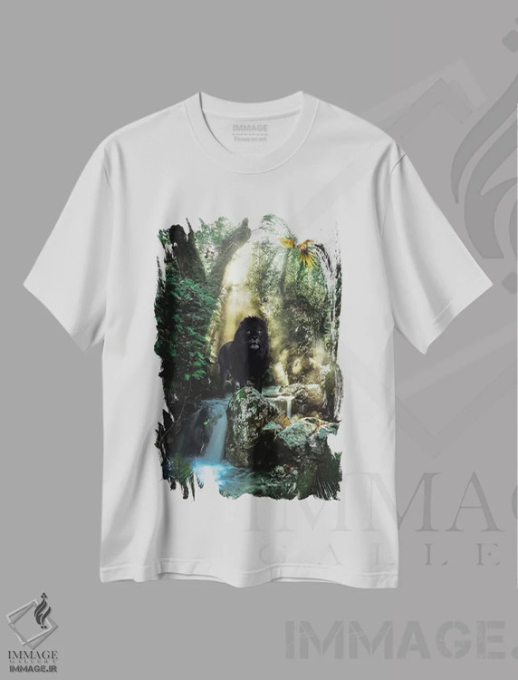 تیشرت سفید طرح دار شیر سیاه با چشمان آبی در جنگل، عکاسی ترکیبی اثر جن زد | فروشگاه ایماژ