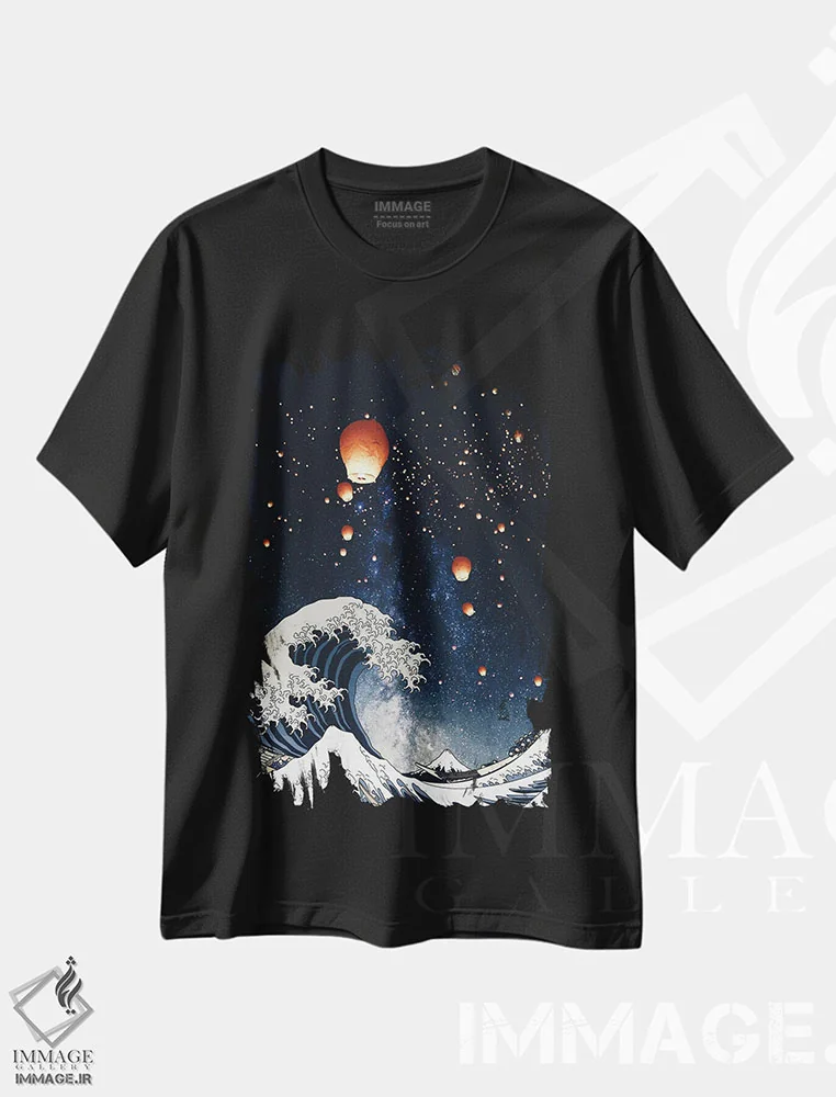 تیشرت مشکی طرح دار موج بزرگ و فانوس های ژاپنی در آسمان شب، دکور آسیایی اثر جن زد | فروشگاه ایماژ