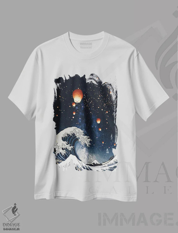 تیشرت سفید طرح دار موج بزرگ و فانوس های ژاپنی در آسمان شب، دکور آسیایی اثر جن زد | immage.ir