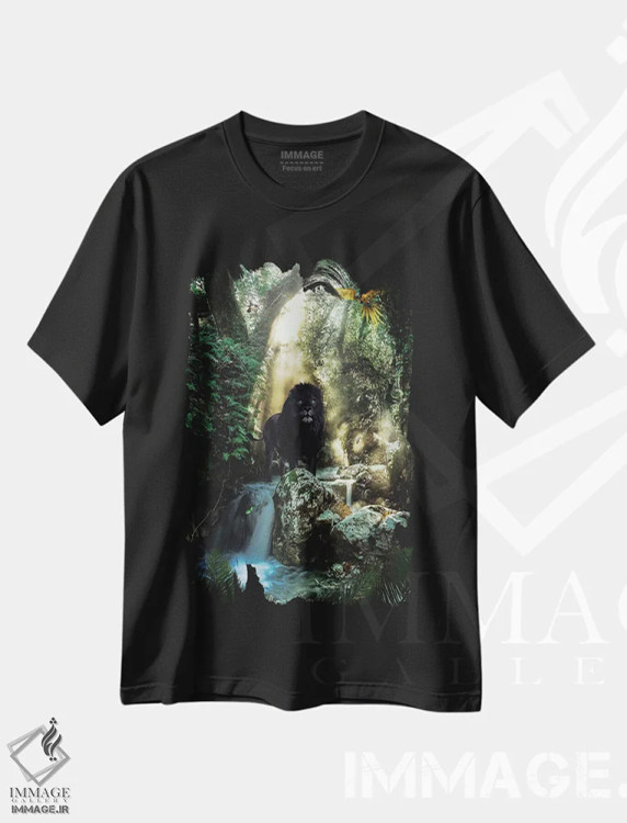 تیشرت مشکی طرح دار شیر سیاه با چشمان آبی در جنگل، عکاسی ترکیبی اثر جن زد | immage.ir