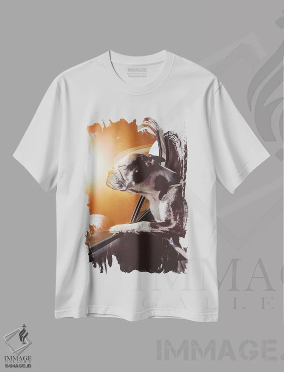 تیشرت سفید طرح دار سگ در ماشین در دنیای فضایی نارنجی، عکاسی ترکیبی اثر جن زد | immage.ir