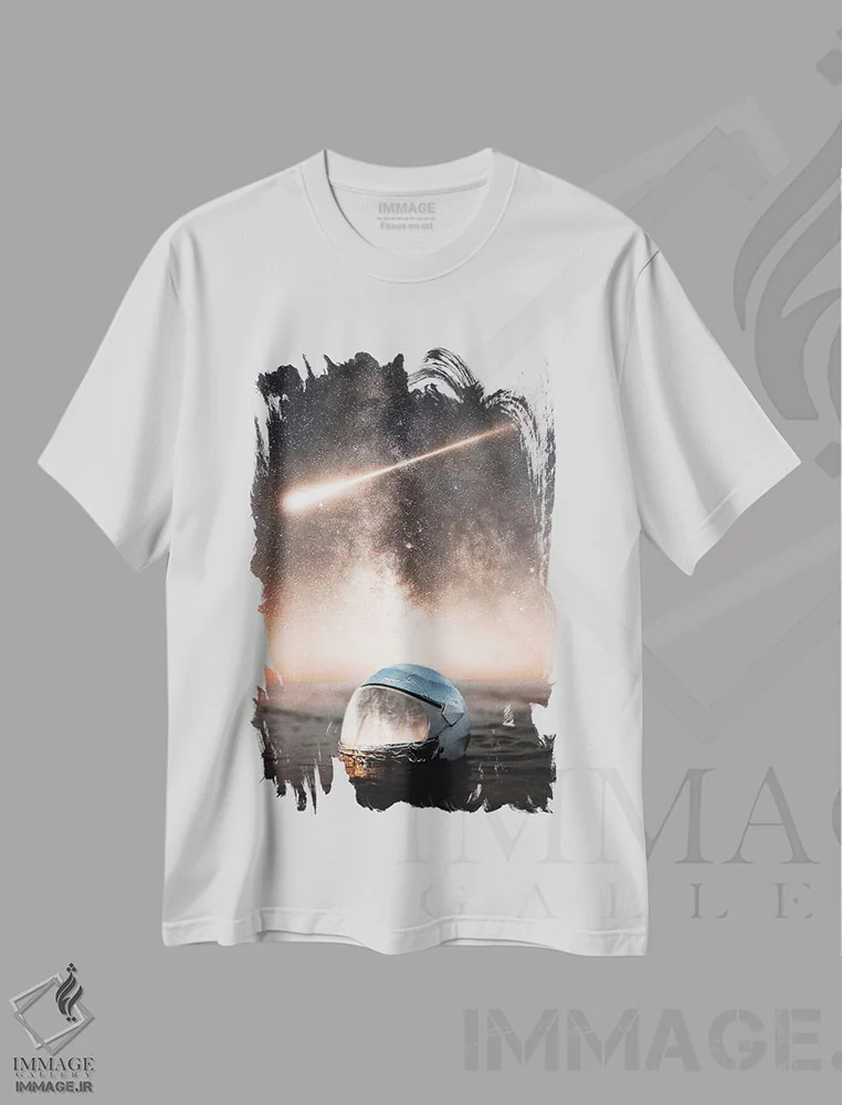 تیشرت سفید طرح دار بازتاب کلاه فضانورد در اقیانوس و دنباله دار در آسمان، عکاسی ترکیبی اثر جن زد | فروشگاه ایماژ