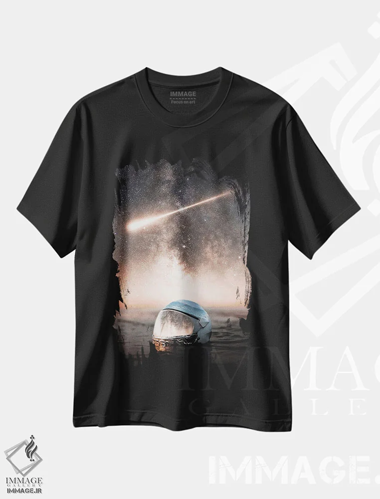 تیشرت مشکی طرح دار بازتاب کلاه فضانورد در اقیانوس و دنباله دار در آسمان، عکاسی ترکیبی اثر جن زد | immage.ir