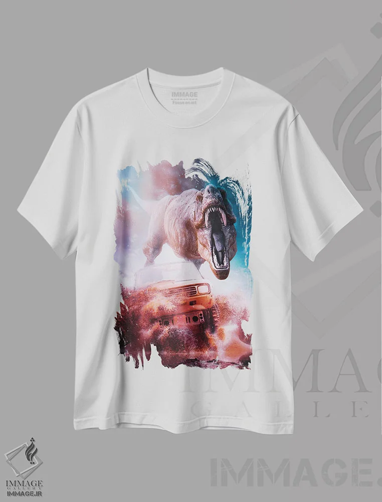 تیشرت سفید طرح دار حمله ماشین تیرانوسوروس در بیابان، عکاسی ترکیبی اثر جن زد | immage.ir