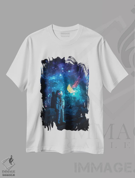 تیشرت سفید طرح دار فضانورد در کیهان با فضای عروس دریایی، عکاسی ترکیبی اثر جن زد | immage.ir