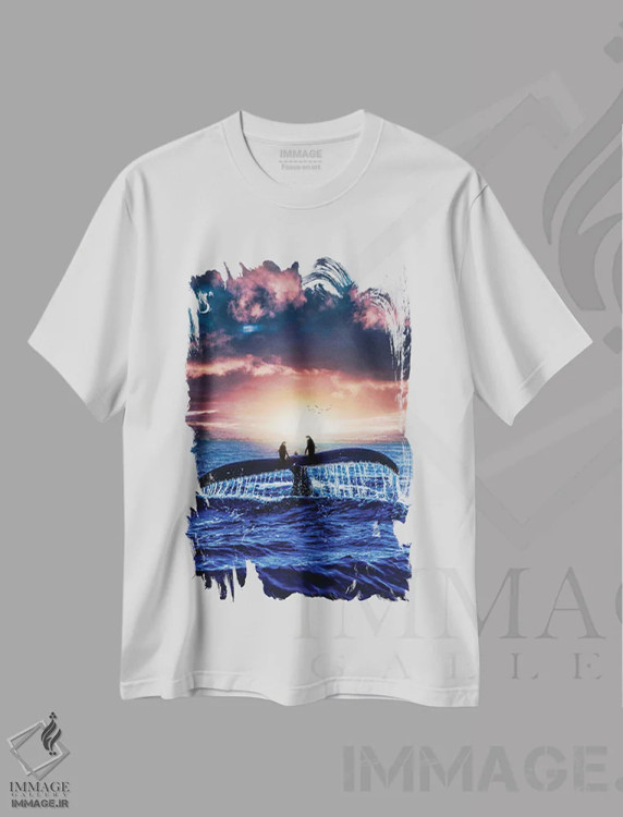 تیشرت سفید طرح دار سفر دو پنگوئن بر پشت یک نهنگ، عکاسی ترکیبی اثر جن زد | فروشگاه ایماژ