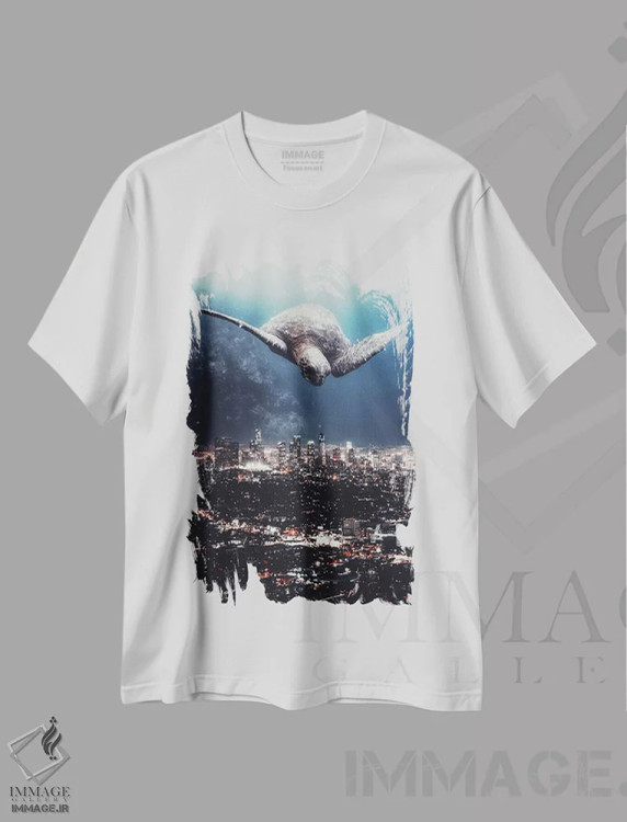 تیشرت سفید طرح دار لاک پشت غول آسا پروازکنان بر فراز شهر شبانه، عکاسی ترکیبی اثر جن زد | immage.ir