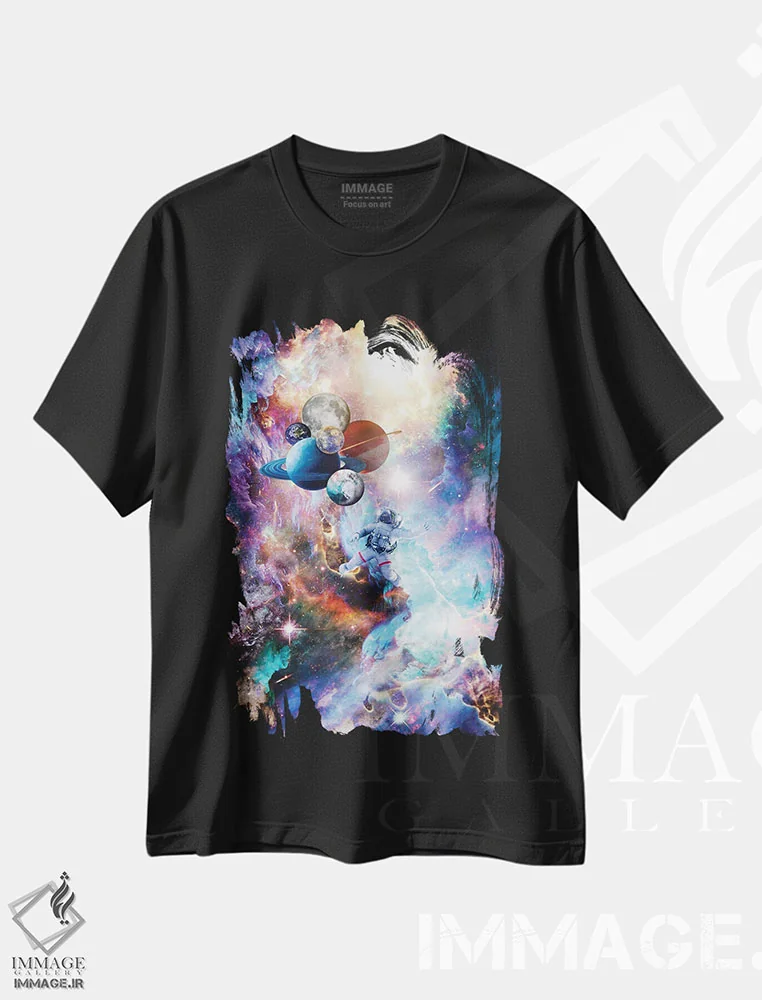 تیشرت مشکی طرح دار فضانورد معلق با بادکنک های سیاره ای در فضای رنگی، عکاسی ترکیبی اثر جن زد | فروشگاه ایماژ