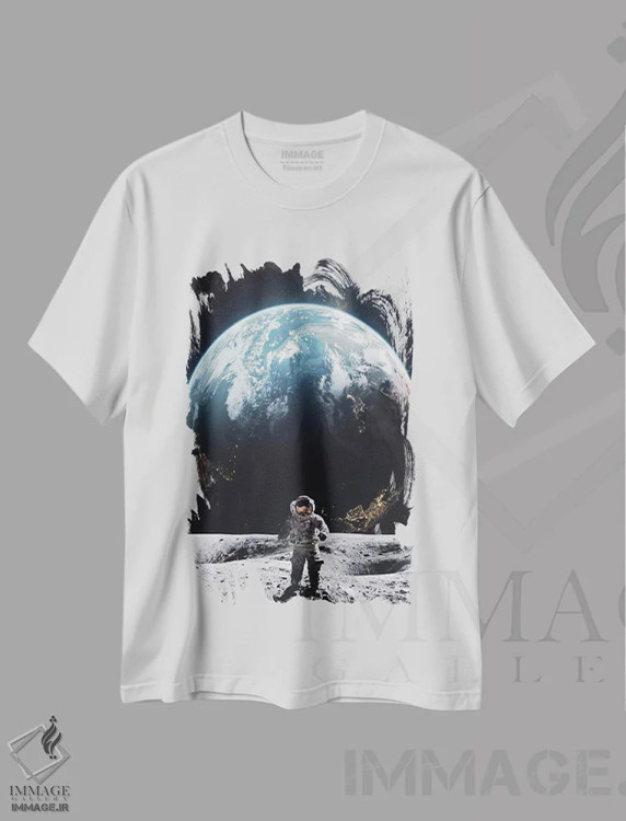 تیشرت سفید طرح دار فضانورد در حال قدم زدن روی ماه روبروی سیاره زمین، عکاسی ترکیبی اثر جن زد | فروشگاه ایماژ